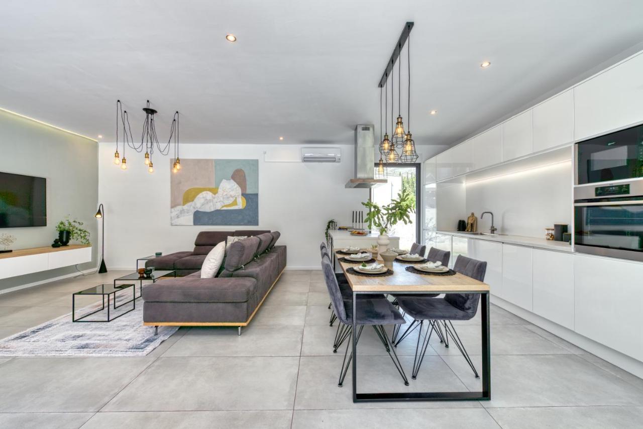 Villa Oasis - Your Luxury Home Away From Home Celopeci 외부 사진